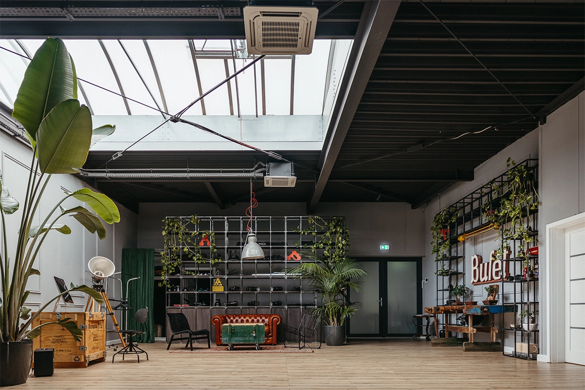 Studioul cu Bufet - Imagine 1